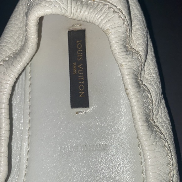 White leather Louis Vuitton moccasins with two gold tassels in the front. - Picture 6 of 12